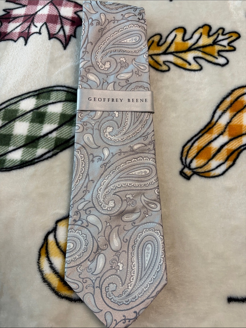 Geoffrey Beene Light Silver Paisley Silk Tie